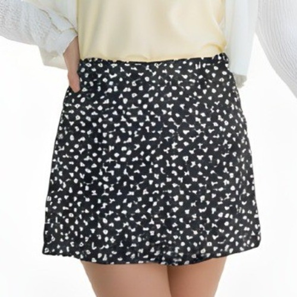 Black Mini Skirt with‎ Little White Flowers by Romwe size Small